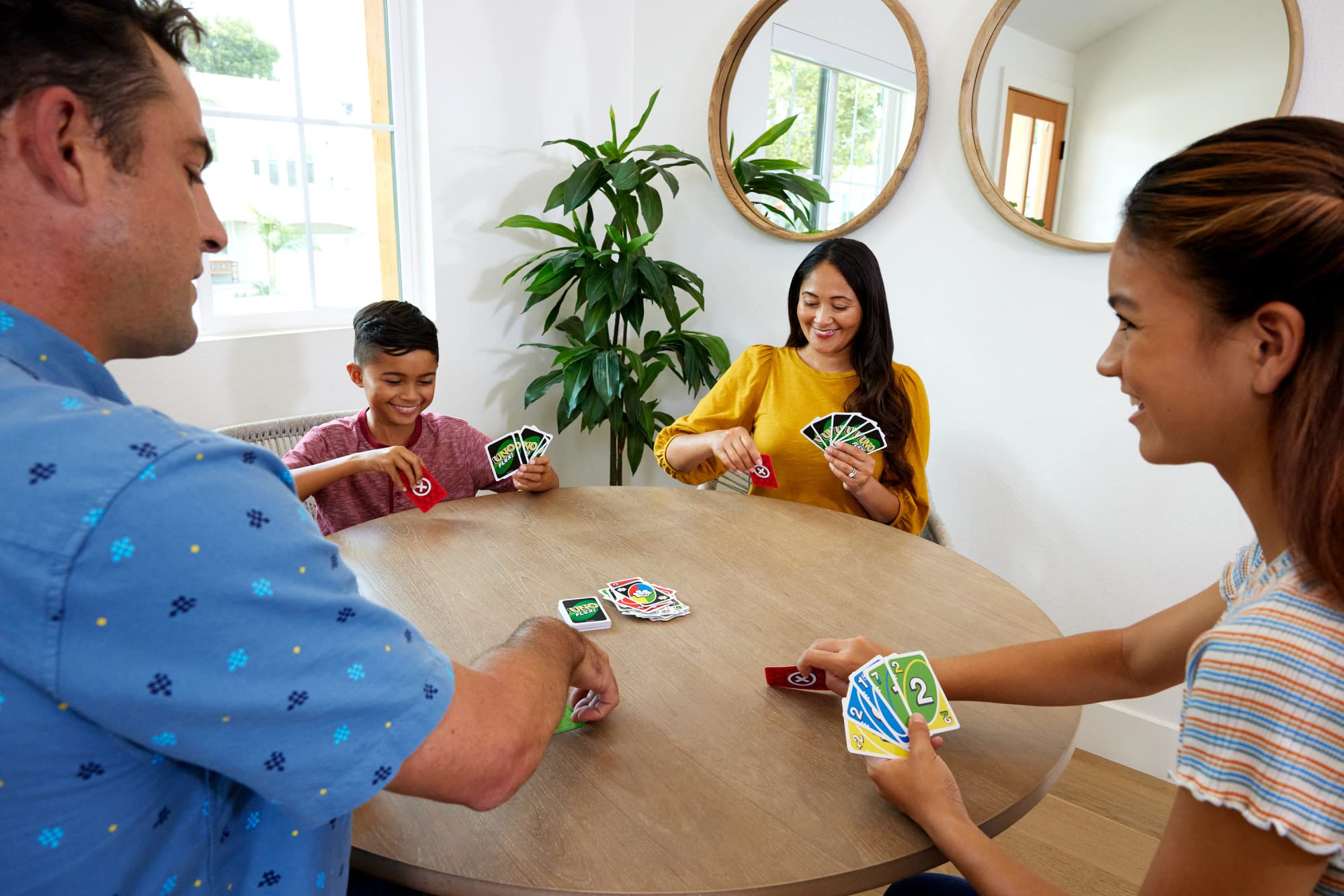Fisher-Price UNO Flex Card Game - 2 to 8 Players, Ages 7+, Colorblind Accessible, HMY99 3