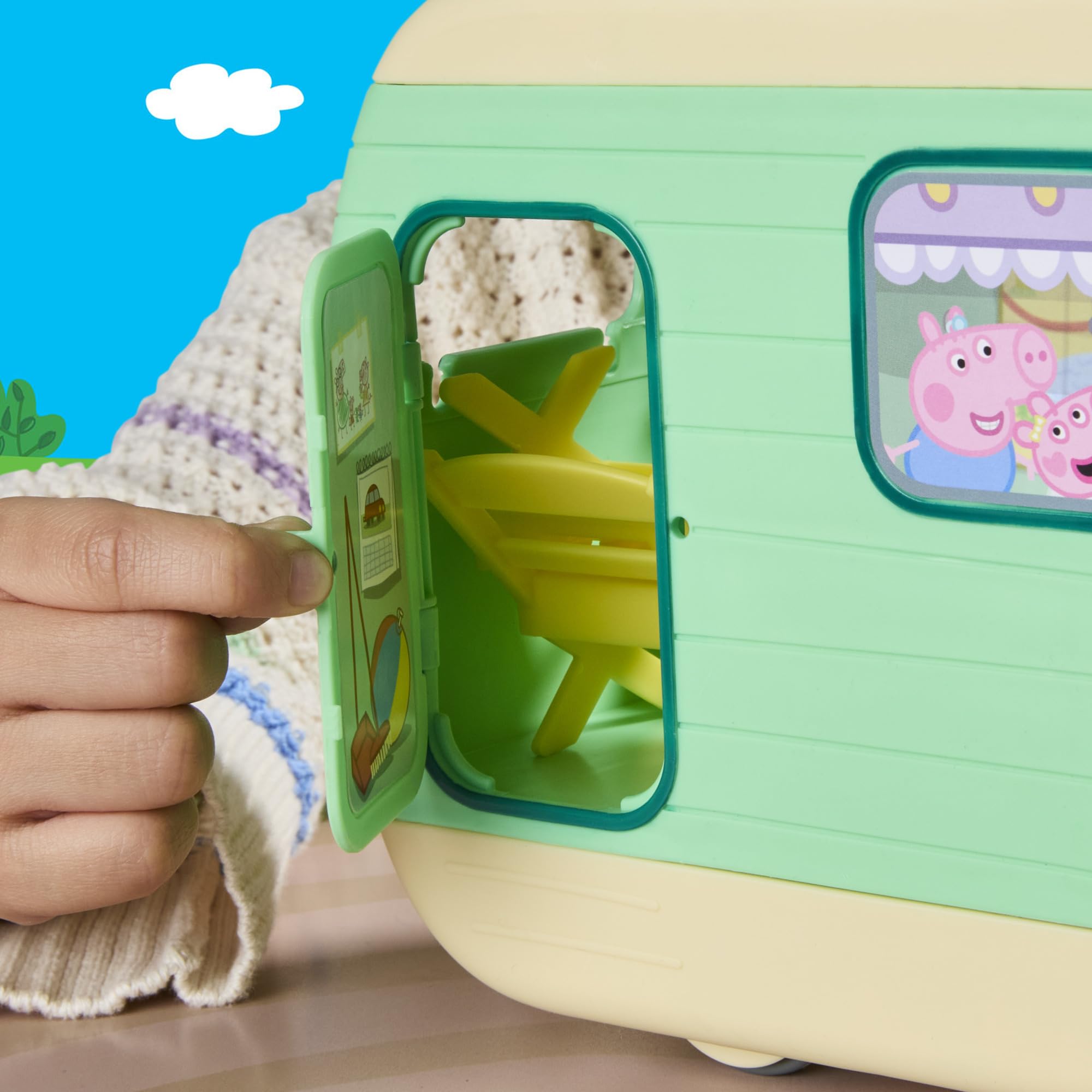 Peppa Pig Three Little Piggies Caravan Playset with 3 Figures - Ages 3+ 5