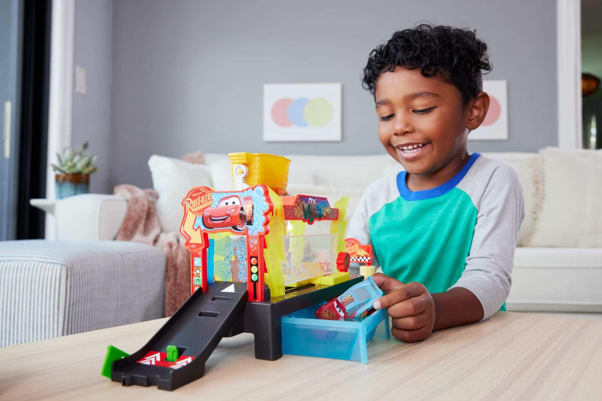 Mattel Disney and Pixar Cars Color Changers Race Ready Car Wash Playset with Lightning McQueen