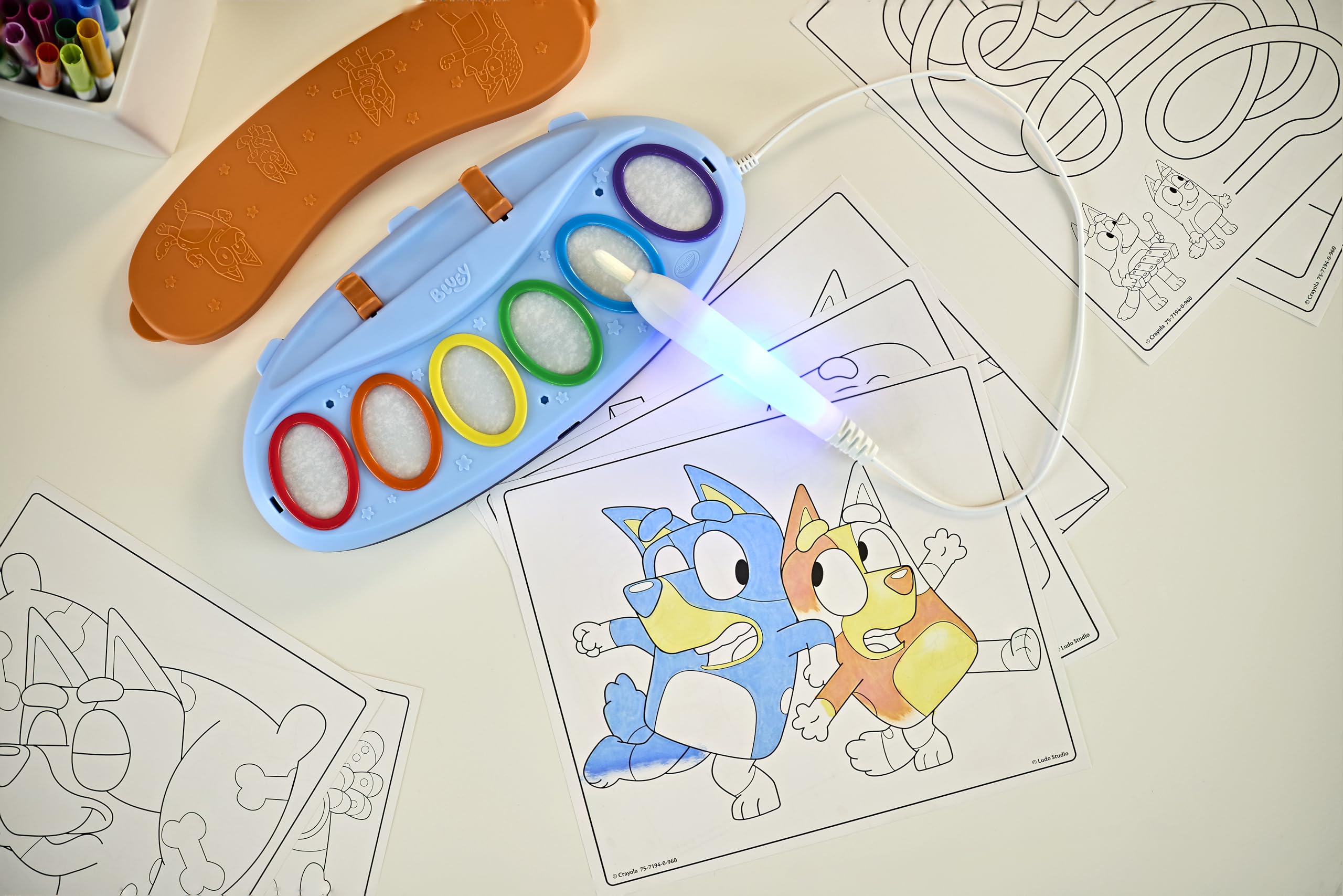 CRAYOLA Bluey Colour Wonder Magic Light Brush Craft Kit - Mess Free Painting for Ages 3+ 2