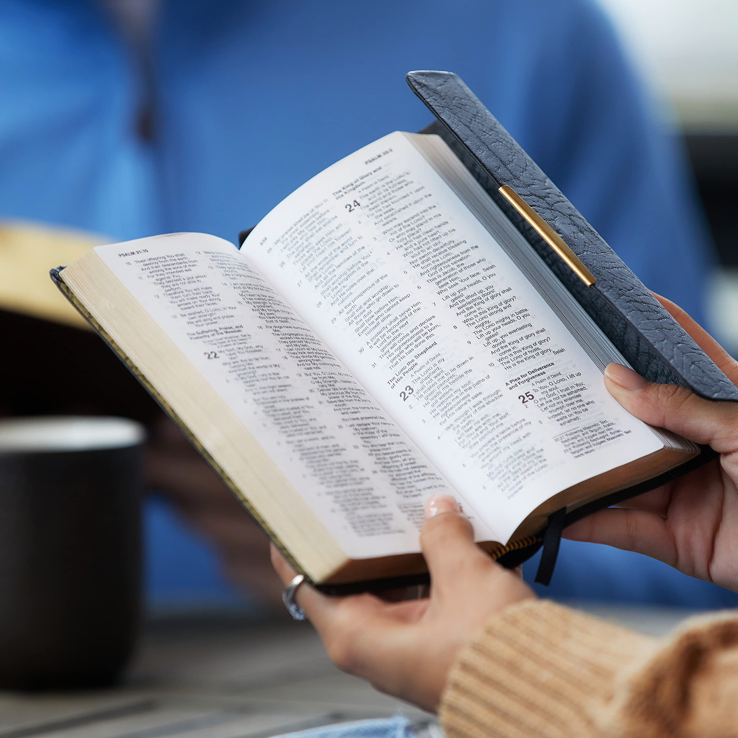 HarperCollins Old Testament - New King James Version Checkbook Bible | Snap Flap | Leather Bound 4