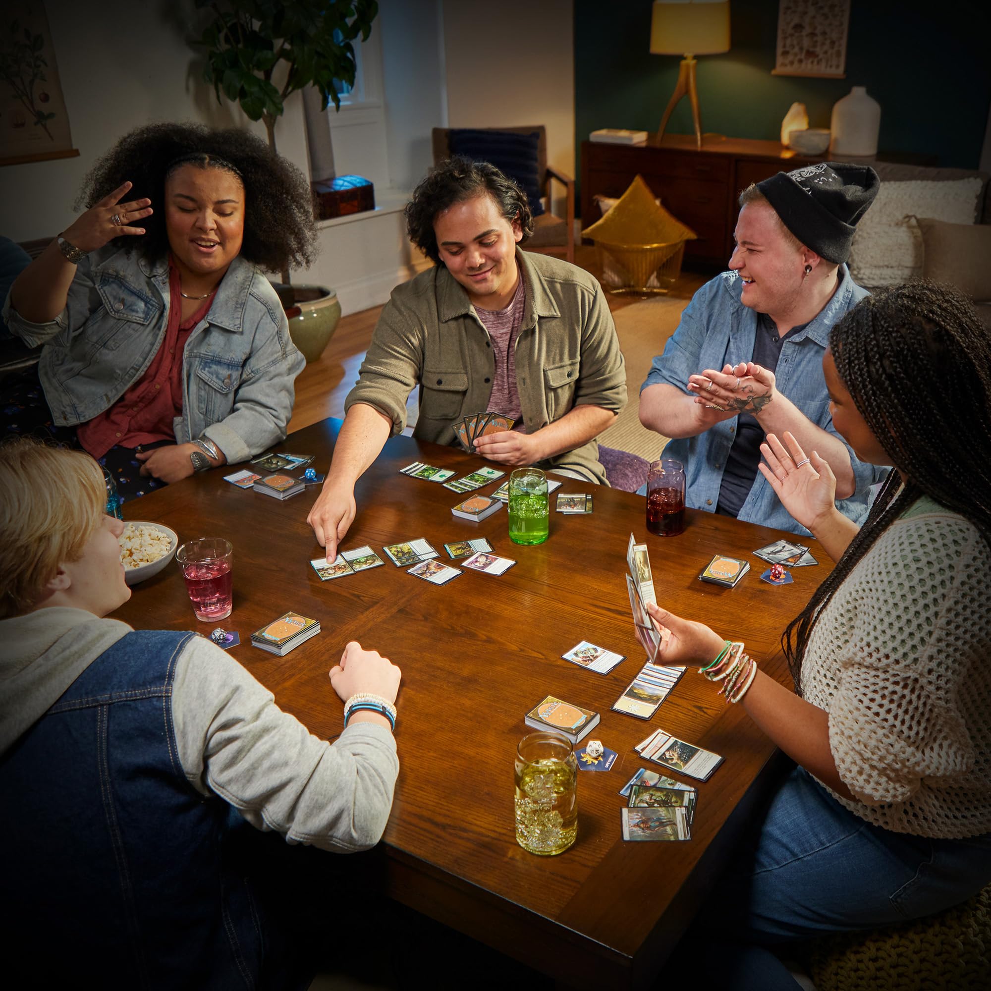 Magic: The Gathering Ravnica: Cluedo Edition – 3-4 Player Murder Mystery Card Game 5