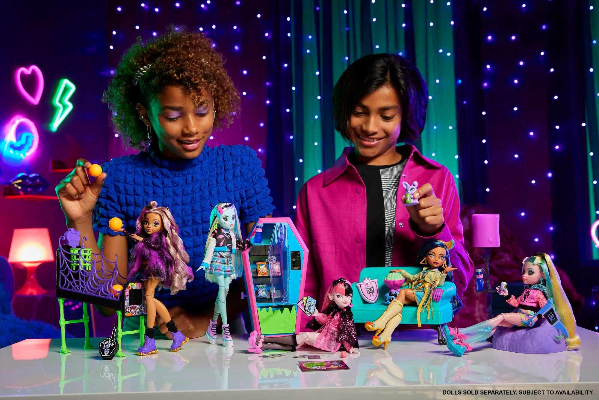 Monster High Student Lounge Playset with Doll House Furniture and Themed Accessories 9