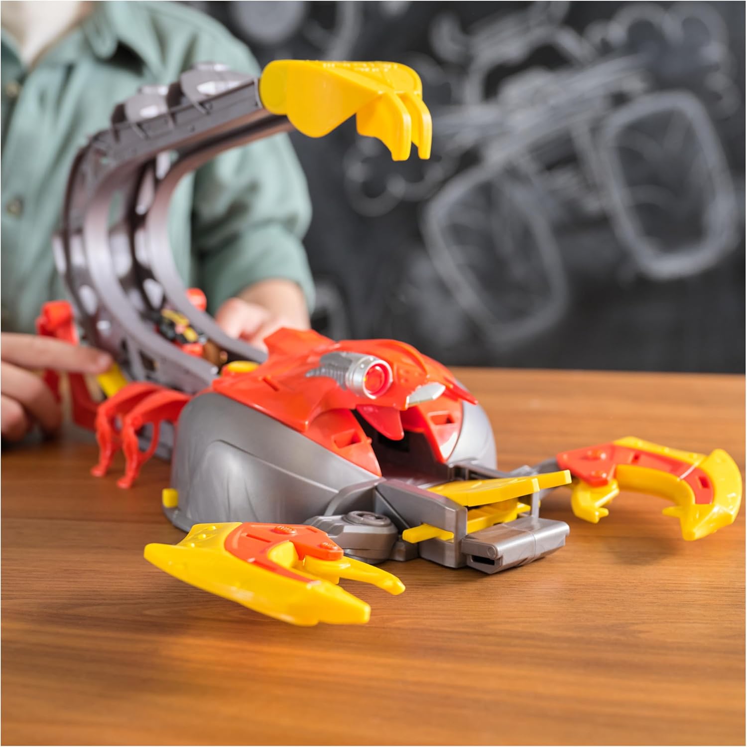 El Toro Loco Venom Velocity Scorpion Playset - 2-Speed Launcher with 2 Exclusive Mini Trucks 8
