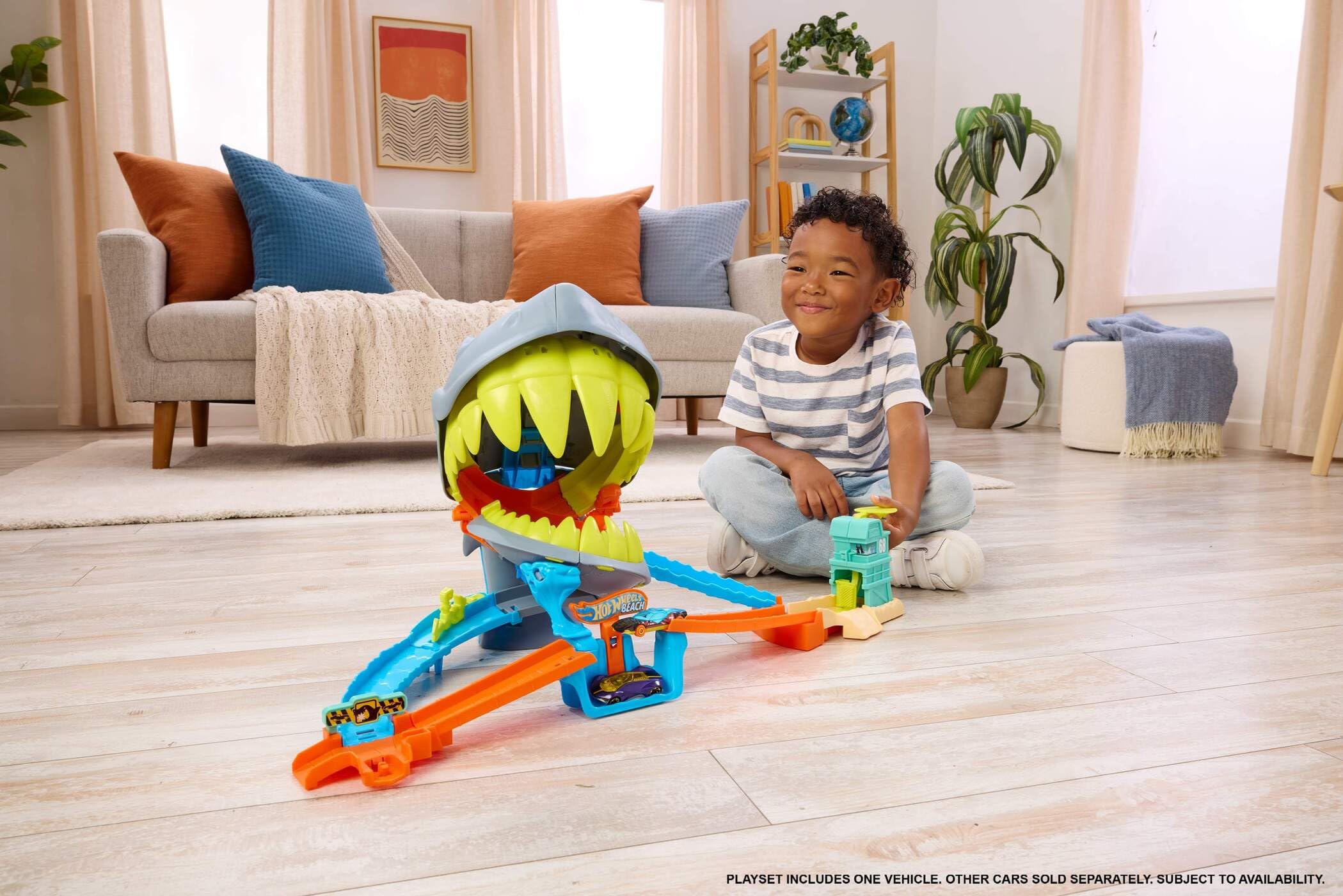 Hot Wheels City Shark Chomp Beach Playset - Interactive Shark Nemesis | Includes 1:64 Scale Car