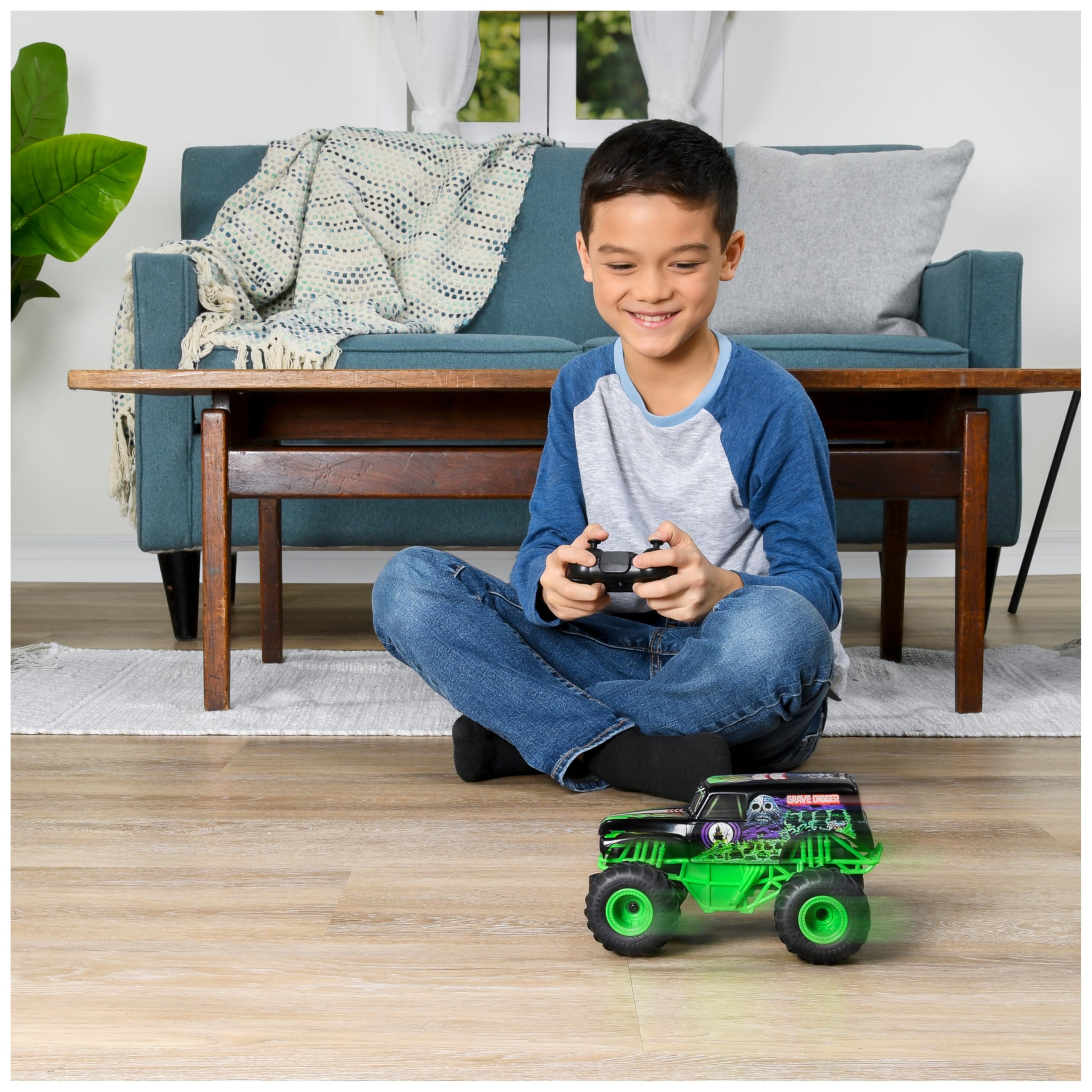Monster Jam Grave Digger RC Truck - 1:24 Scale, 2.4 GHz Control | Ages 4+ 3