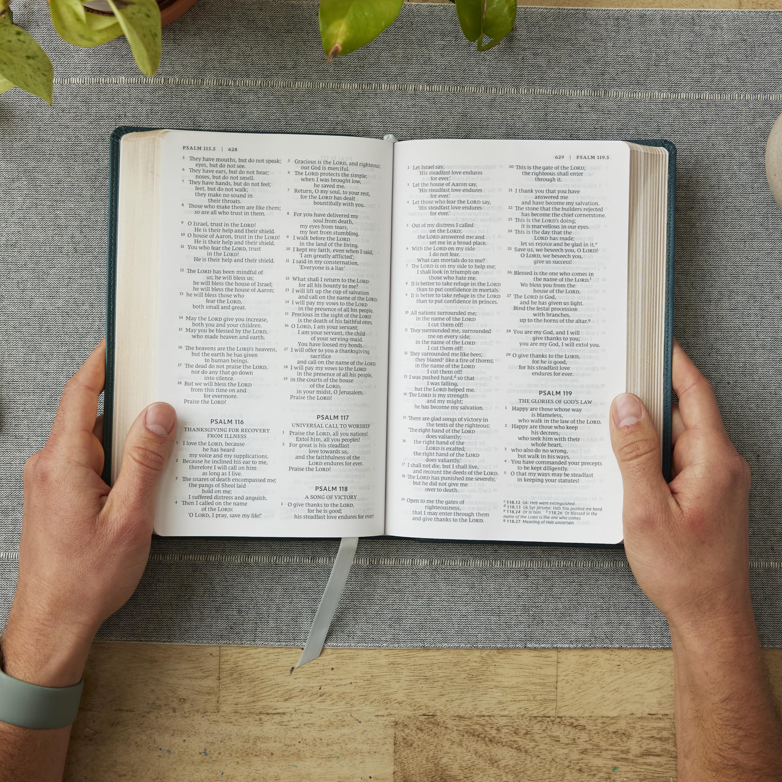 Catholic Bible Press NRSV Catholic Edition Gift Bible - Leathersoft Teal, Comfort Print | 1472 Pages | ISBN 978-0785230410 2
