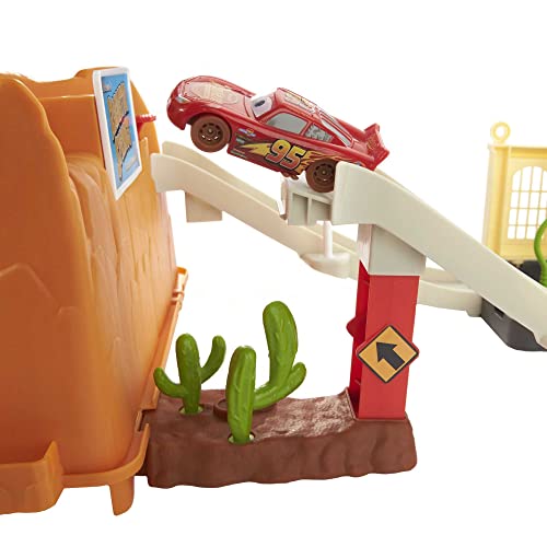 Disney und Pixar Cars Race &amp; Go Spielset mit Aufbewahrungswanne und 1 Auto