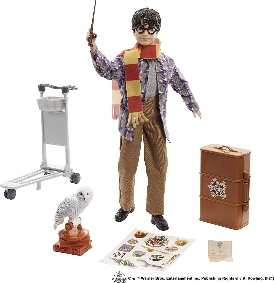 Harry Potter Collectible Platform 9 3/4 Doll (10-inch), Posable, Wearing Travel Fashion, with Hedwig, Luggage & Accessories