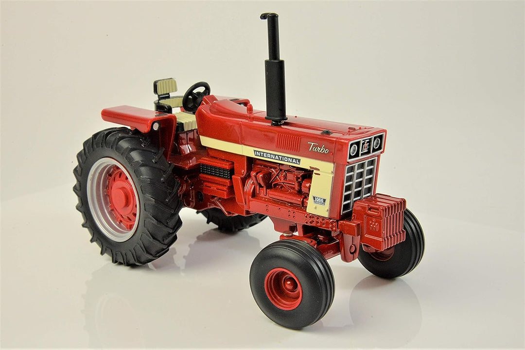 Britains 736 43294 EA CASE International Harvester Farmall 1066, red